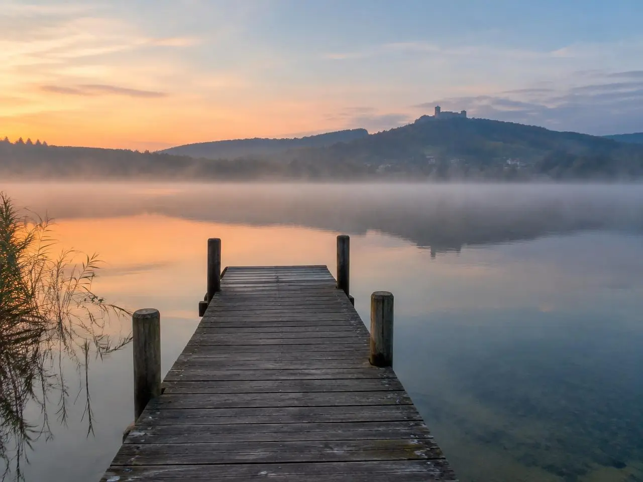 Stiller See im Morgennebel mit Holzsteg
